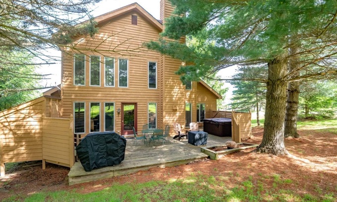 Timberline House | Elegant Getaway at In The Pines with Spa & Hot Tub
