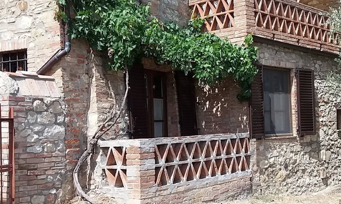 Vescovado Apartment | Tranquil Retreat at SENESI CRETES with Breakfast & Kitchen