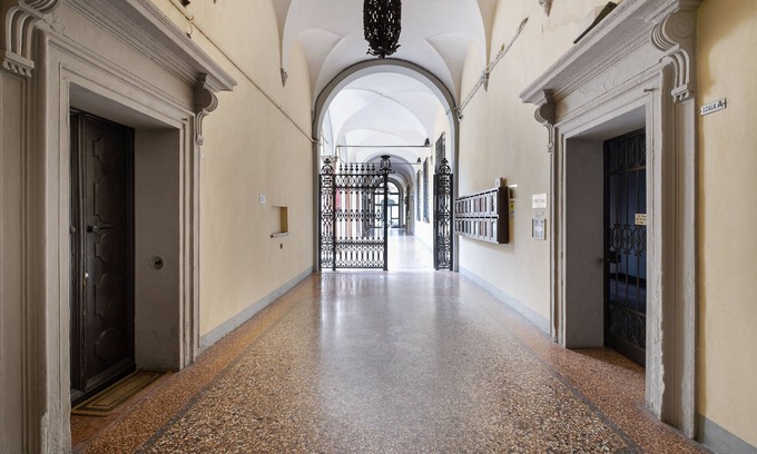 Historic Center Apartment | Discover Comfort in the Shadow of the Two Towers