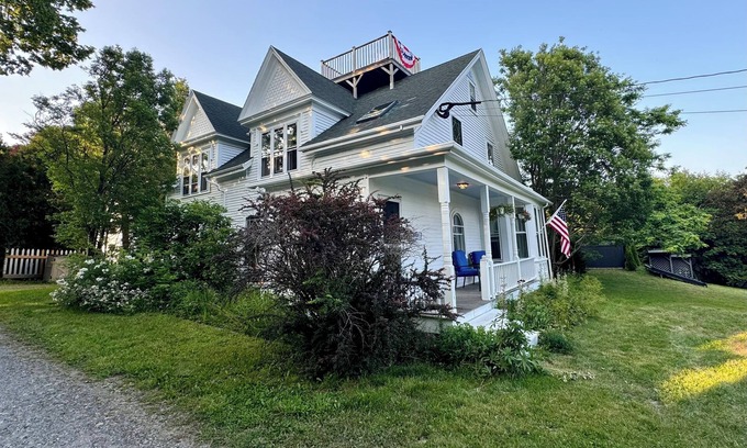 Lubec House | Ideal In-Town 5 Bedroom Victorian with Heated Pool