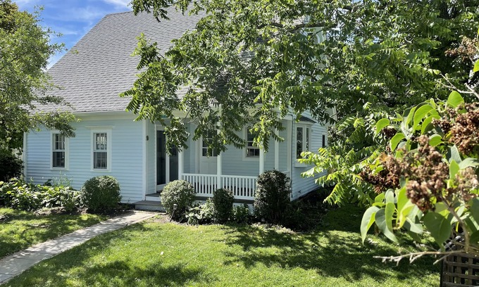 Block Island House | Escape to a Cozy Block Island Hideaway with Ocean View