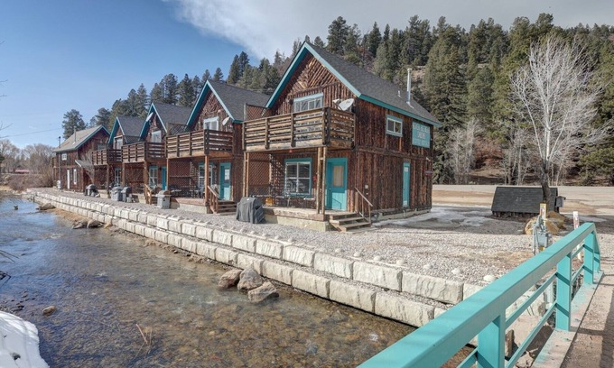 Red River Cabin | Riverfront Retreat: Guest Rated 10/10 & Family Friendly