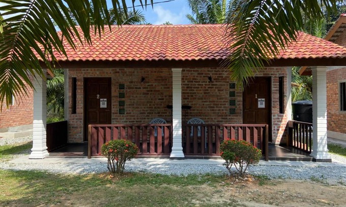 Penyabong House | Family-Friendly Inap Penyabong with Pool Access