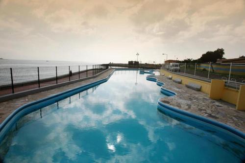 Oeiras Hotel | Inviting INATEL Oeiras: Family-Friendly with Pool & Dining