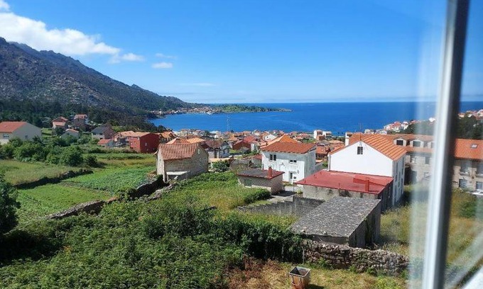 Ezaro Apartment | Family-Friendly Retreat at Corral da Laxe - Rated 9/10