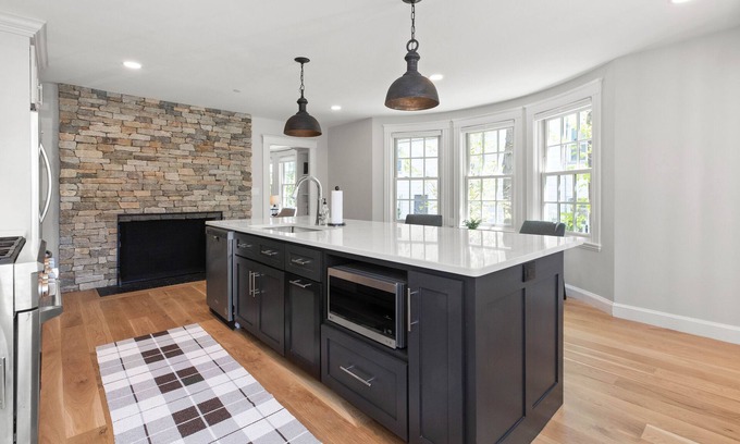 Andover Apartment | Breathtaking 3 Bedroom Retreat with Ocean View & Kitchen