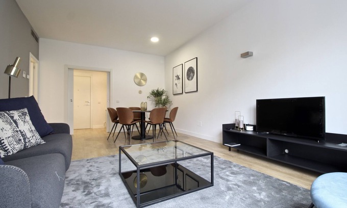 Adelfas Apartment | Inviting 3-Bedroom Apartment with Pool in Atocha