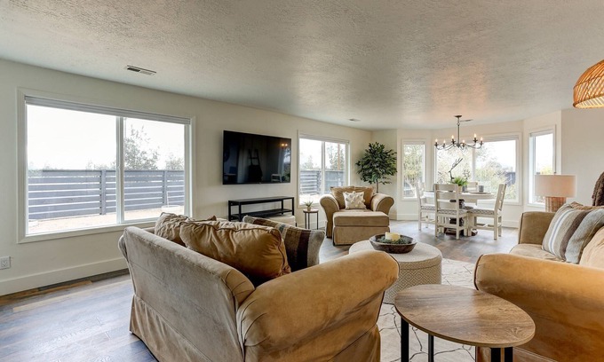 Redmond House | Experience the Historic Reindeer Ranch with Gourmet Kitchen