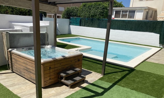 Coveta Fuma Cottage | Relaxing 3-Bedroom House with Private Spa and Pool