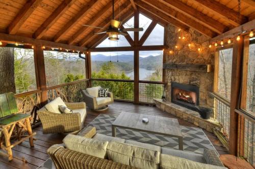Necowa Cove House | Incredible Lake and Mountain Views - Dog Friendly