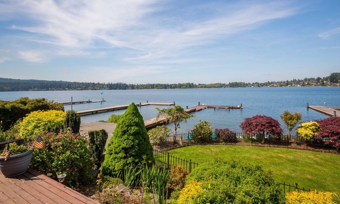 Bellingham House | Incredible Lakefront House With Dock