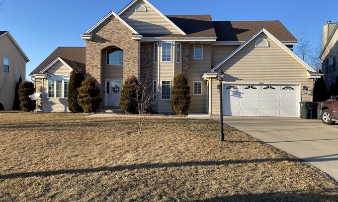 Franklin House | Spacious Home Near MKE with Spa & Hot Tub, Close to Downtown