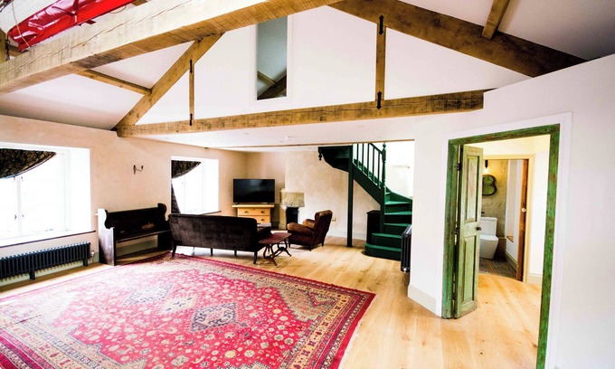 Crewkerne Apartment | Incredible loft apartment with everything. Full service option.
