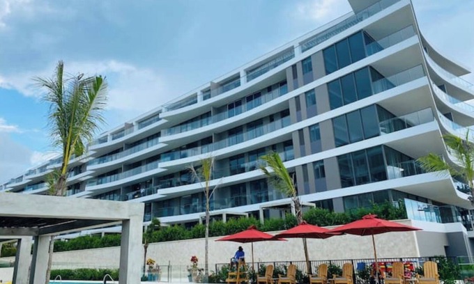 Zona Norte Apartment | Inviting Loft with Private Beach and Pools for Families