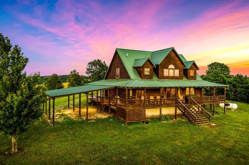 Harrison House | Incredible Pet-Friendly Cabin Located on Top of a Magnificent Mountain in Compton, AR