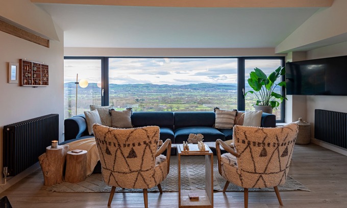 Cwm Dyserth House | Stunning Snowdonia Retreat with Hot Tub and Game Room