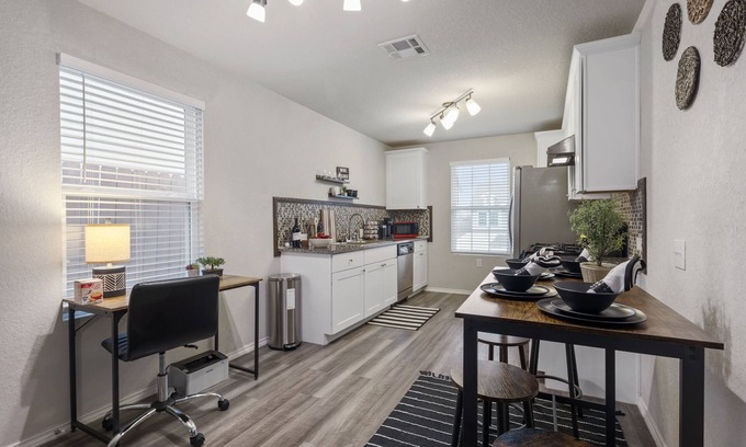 Southside House | Unforgettable Stay with Fast Wifi & Pool Access