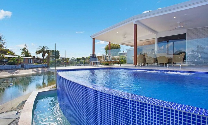 Broadbeach Waters House | Ideal Getaway for Families with Lake Views and Breakfast