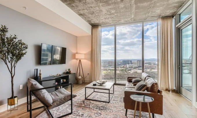 Rainey Street Historic District Apartment | Scenic Downtown Views with Pool & Hot Tub Access