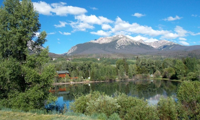 Willow Grove House | Scenic Lake View Home with Four Bedrooms & Breakfast