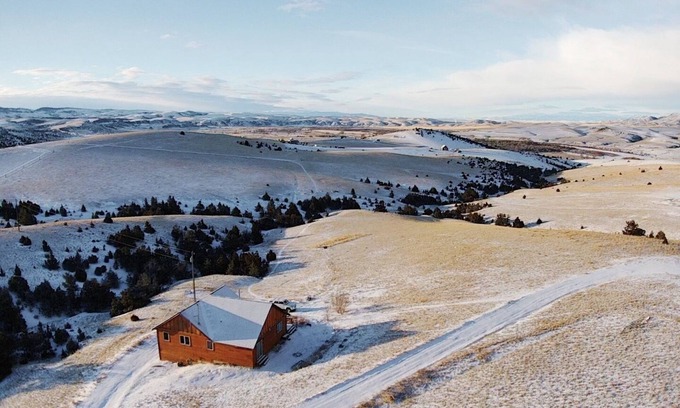 Three Forks House | Scenic Retreat with Fast WiFi and Private Acres