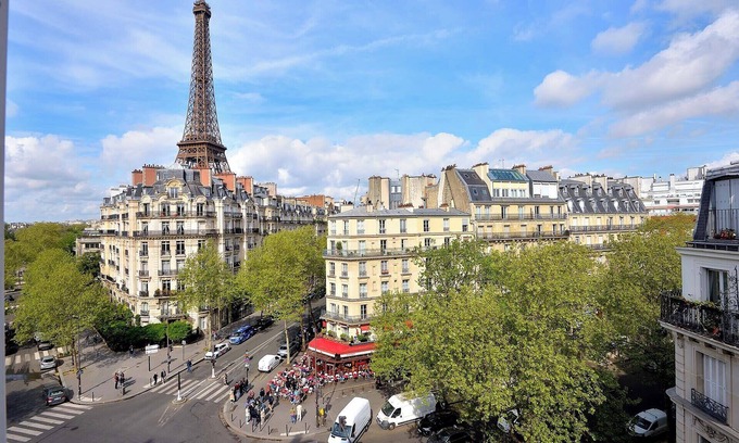 Quartier du Gros-Caillou Apartment | Elegant 2Bed, 2Floor Retreat with Eiffel View & Balcony