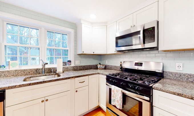 New Seabury House | Family-Friendly Home with Games, Bikes, Kayaks & Firepit