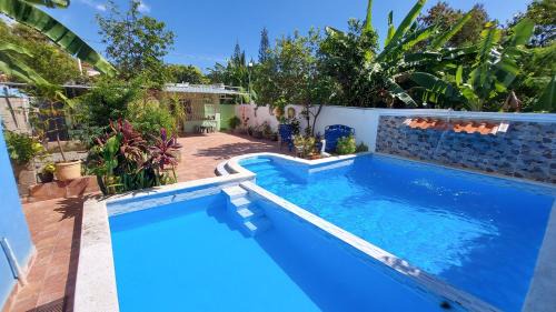 Los Frailes House | Inviting Casa Con Piscina: Family & Pet Friendly Retreat