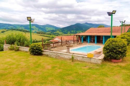 Extrema House | Inviting Escape with Pool and BBQ in Extrema, MG