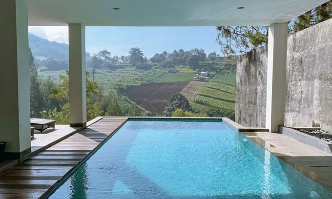 Bandung Villa | Indah 1 Golf Villa: 4 Bedrooms & Private Pool Retreat
