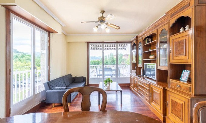 Zarautz Apartment | Indamendi - Family-Friendly Retreat with Great Guest Ratings