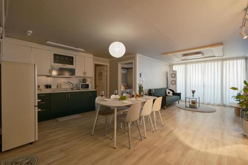 Anyang Apartment | Indeogwon Hue Stay: Ideal for Families with Accessible Amenities
