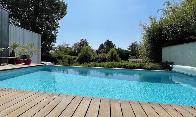 Saint-Didier-au-Mont-d'Or Apartment | Private Studio with Pool and Ocean View for Your Retreat