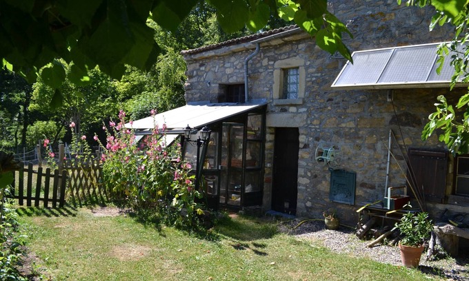 Egliseneuve-pres-Billom Bed & Breakfast | Cozy Studio Retreat with Pool in Scenic Countryside