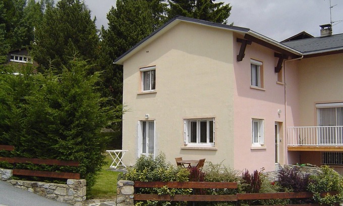 Font-Romeu-Odeillo-Via Apartment | Cozy Studio Villa with Kitchen – Family-Friendly Retreat