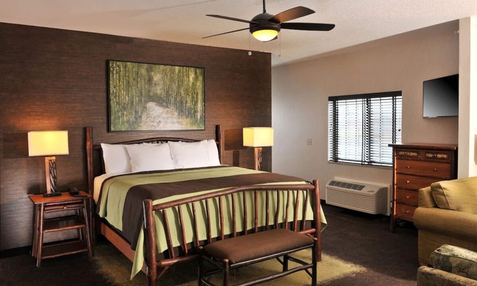 Independence Hotel | Independence Modern Lodge: Unique Decor & Lake Views