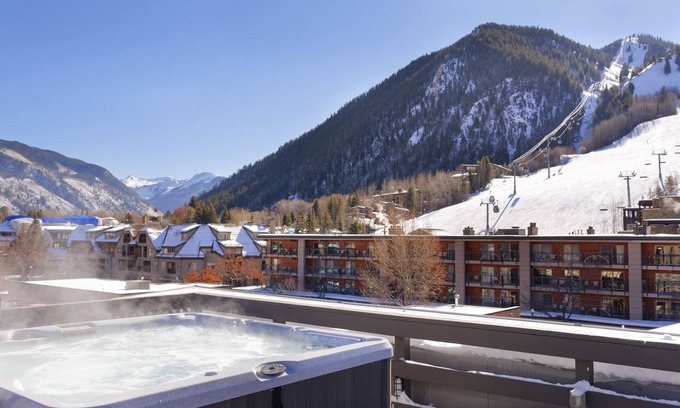 Downtown Hotel | Independence Square Lodge: Family-Friendly Retreat with Spa