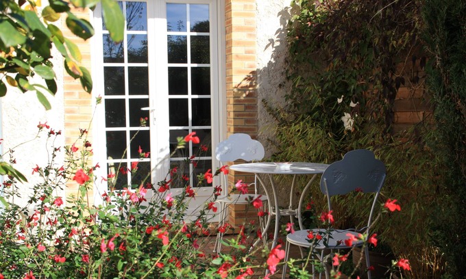 Vernon House | Independently Rated Room in Vernon/Giverny with Spa & Hot Tub