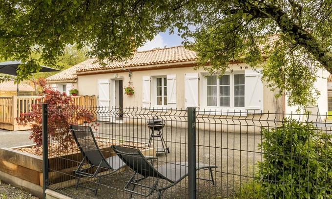 Villeneuve-en-Retz Cottage | Independent Cottage with Garden and Wifi, 12 km from Beaches
