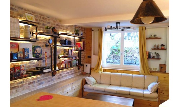 Villejuif Apartment | Charming Independent Industrial Chalet @O&R's with Breakfast