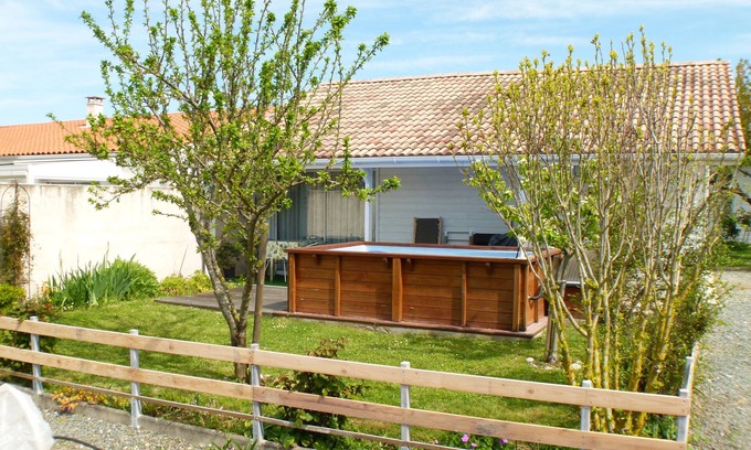 Royan Apartment | Cozy Independent Studio Near Downtown & Beach with Pool