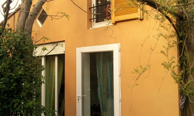 Les Angles Apartment | Cozy Ground Floor Studio with Kitchen for Family Getaways