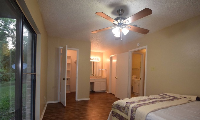 Fort Worth House | Budget-Friendly 2 Bed Unit with Kitchen & High Ratings