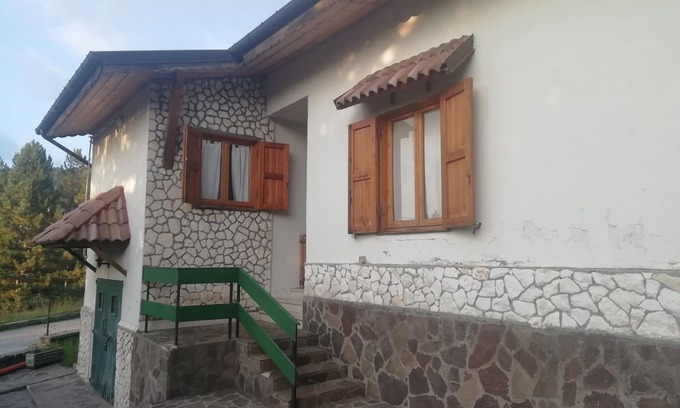 Campo di Giove House | Inviting Villa with Garden and Ocean View Amenities