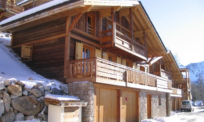 Isola Ski Chalet | Cozy Wooden Chalet with Internet & Garage near Isola 2000