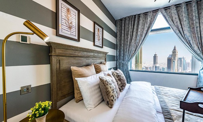 DIFC Apartment | Radiance Vacation Stays: Poolside Retreat on 43rd Floor