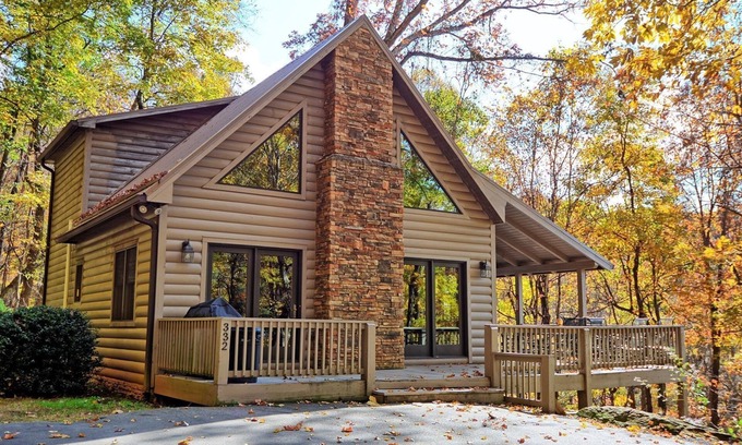 West Jefferson Cabin | Secluded Indian Cove: Hot Tub, Pool Table & Pet Friendly