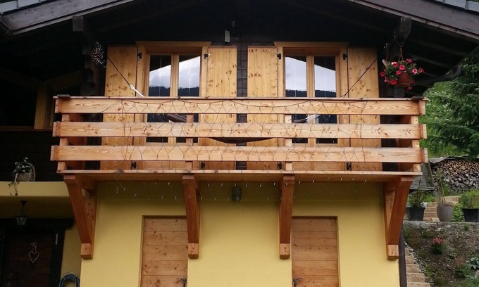 Lauenen Bei Gstaad Ski Chalet | Relaxing Retreat at Chalet Les Frasques in Anniviers