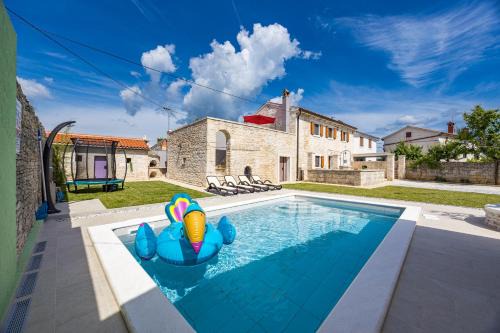 Stokovci Villa | Indigenous House Komez: Oceanfront Retreat with Pool & Pets