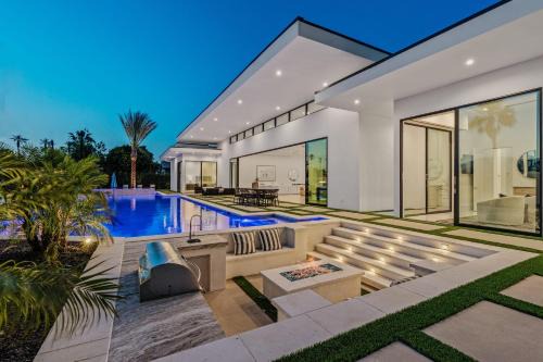 Indio Villa | Indio Stay w Exclusive Amenities Pool Hot Tub Putting Green Bravo Villa 16 by AvantStay